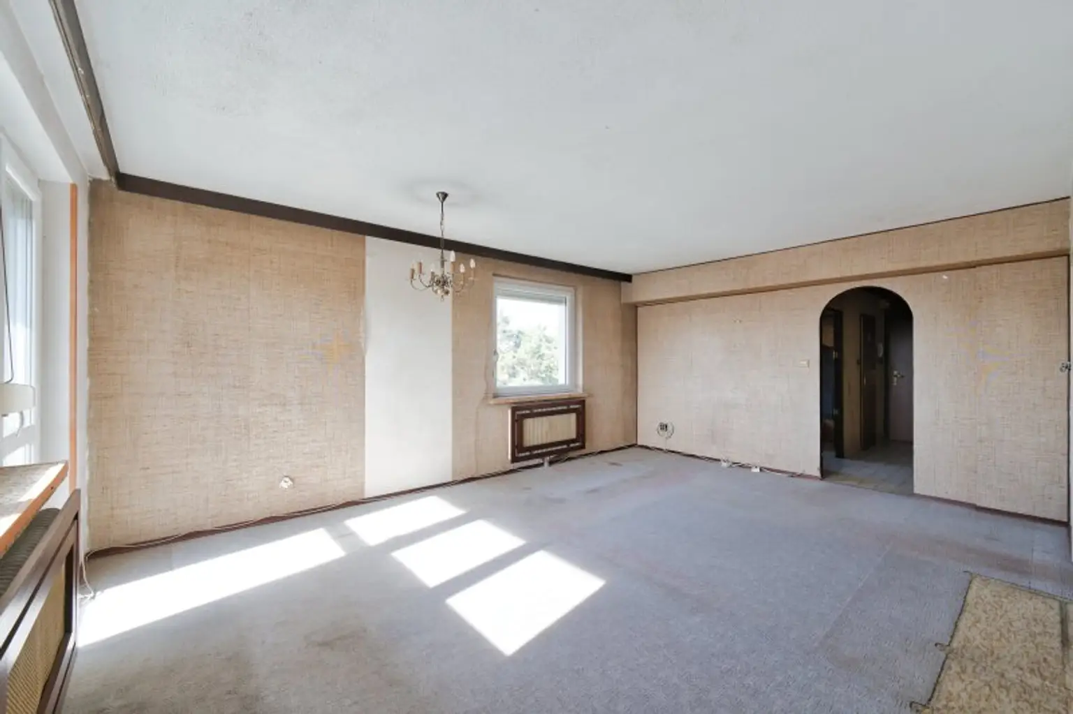 Sonnige 2-Zimmer-Wohnung mit Loggia & Stadtblick – ideal als Starterwohnung mit Renovierungspotenzial!