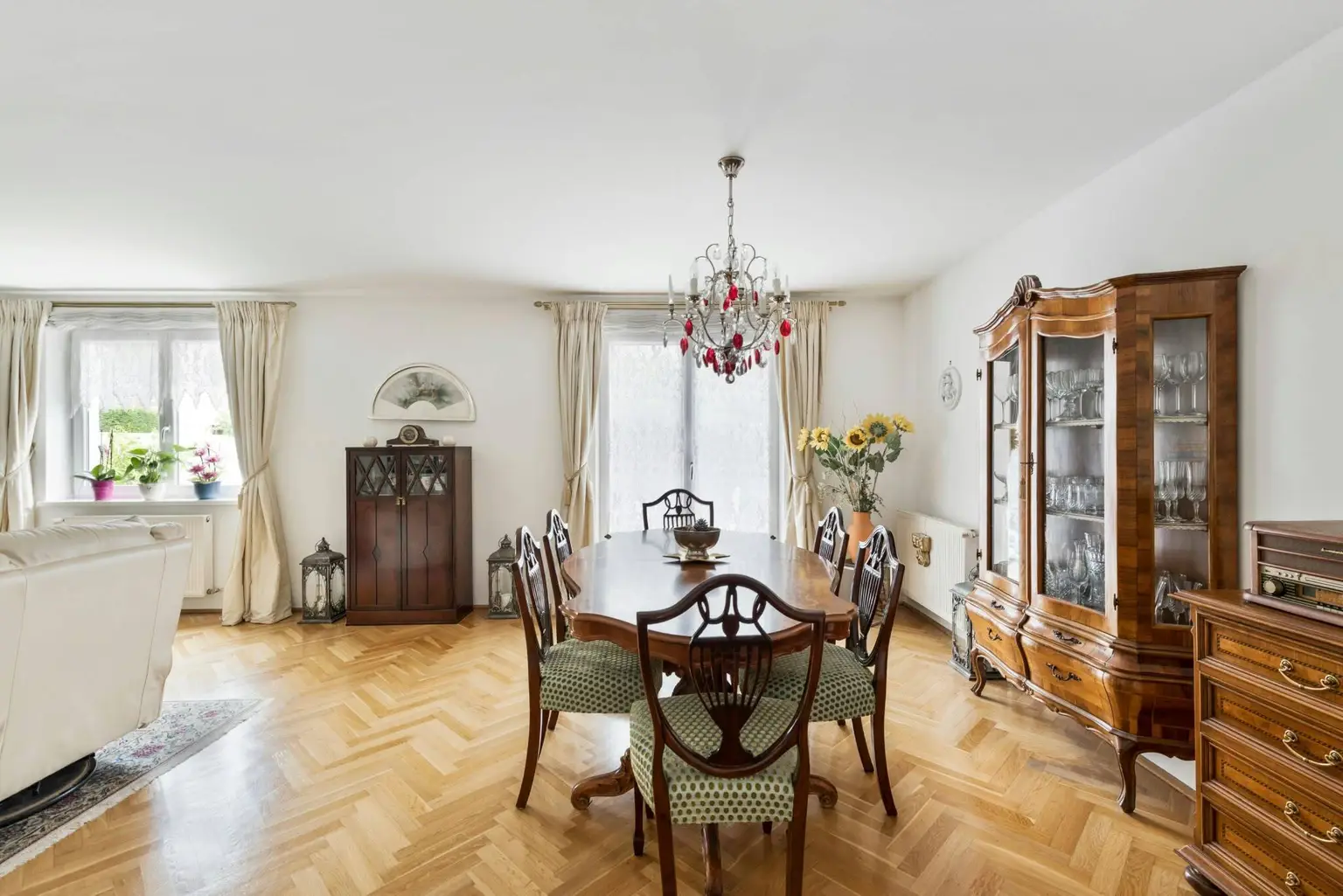 Einfamilienhaus mit Pool und großem Garten
