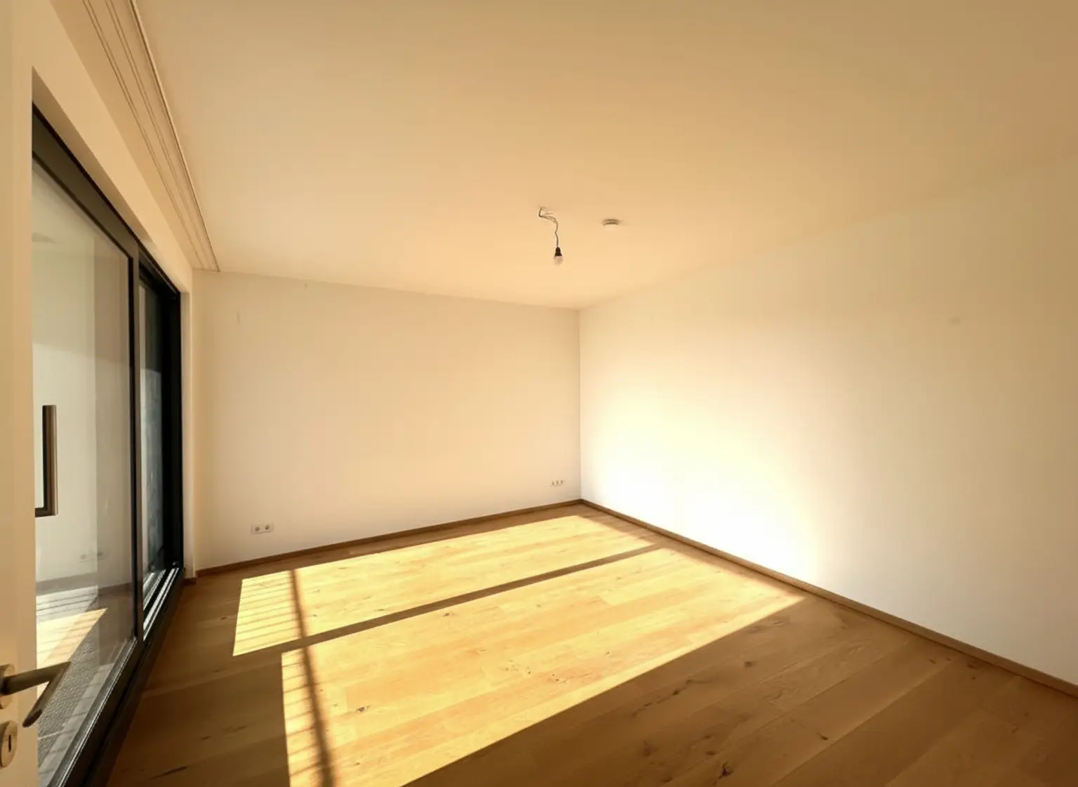 UNBEFRISTET: Klimatisierte Dachgeschosswohnung mit 2 Loggien in Top Lage