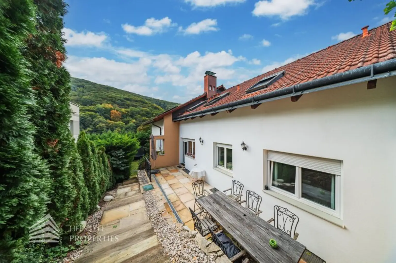 Luxuriöse Villa im Wienerwald – Beheizter Salzwasserpool, Gartenparadies & Premium-Parkmöglichkeiten