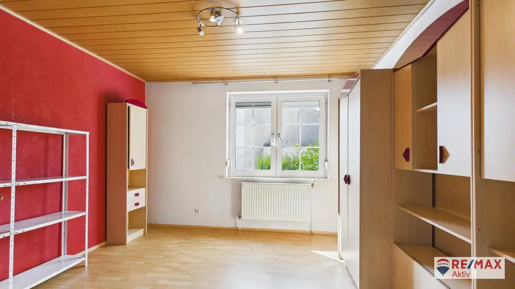 Großzügiges Ein- bzw. Zweifamilienhaus mit großem Garten und Garage