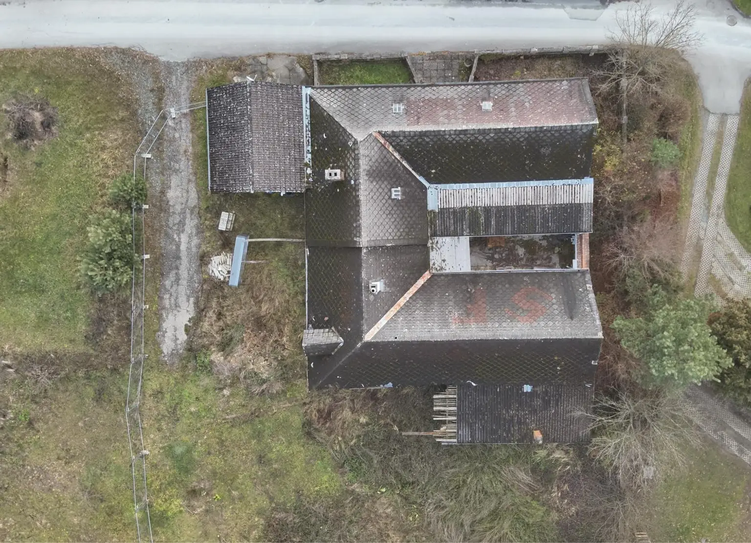 Dreikanthof mit vier Grundstücken in einer Sackgasse (ruhige Lage)