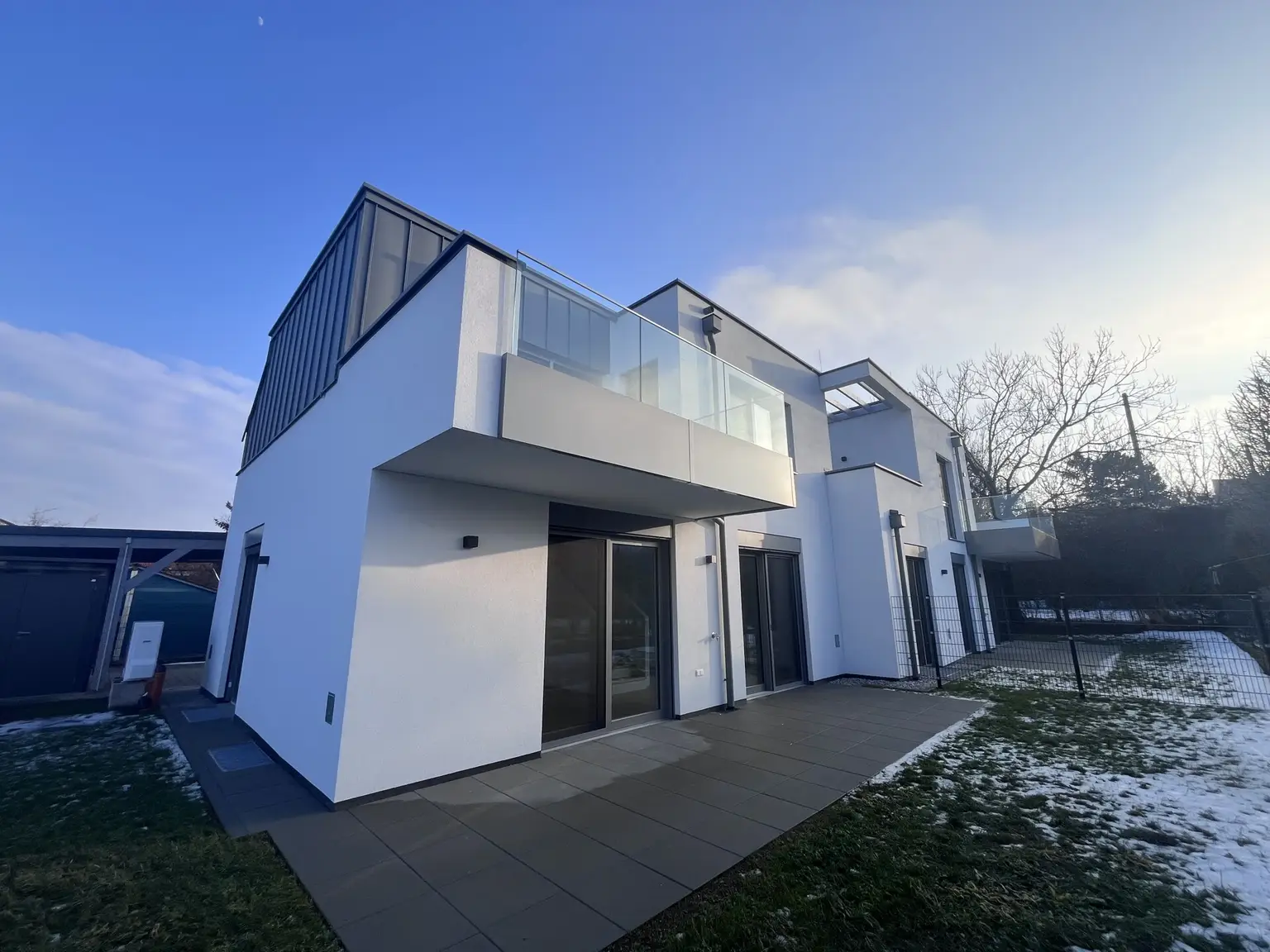 Erstbezug !! Traumhafte Doppelhaushälfte , Wohnkeller  mit Garten und 2 Stellplätzen!
