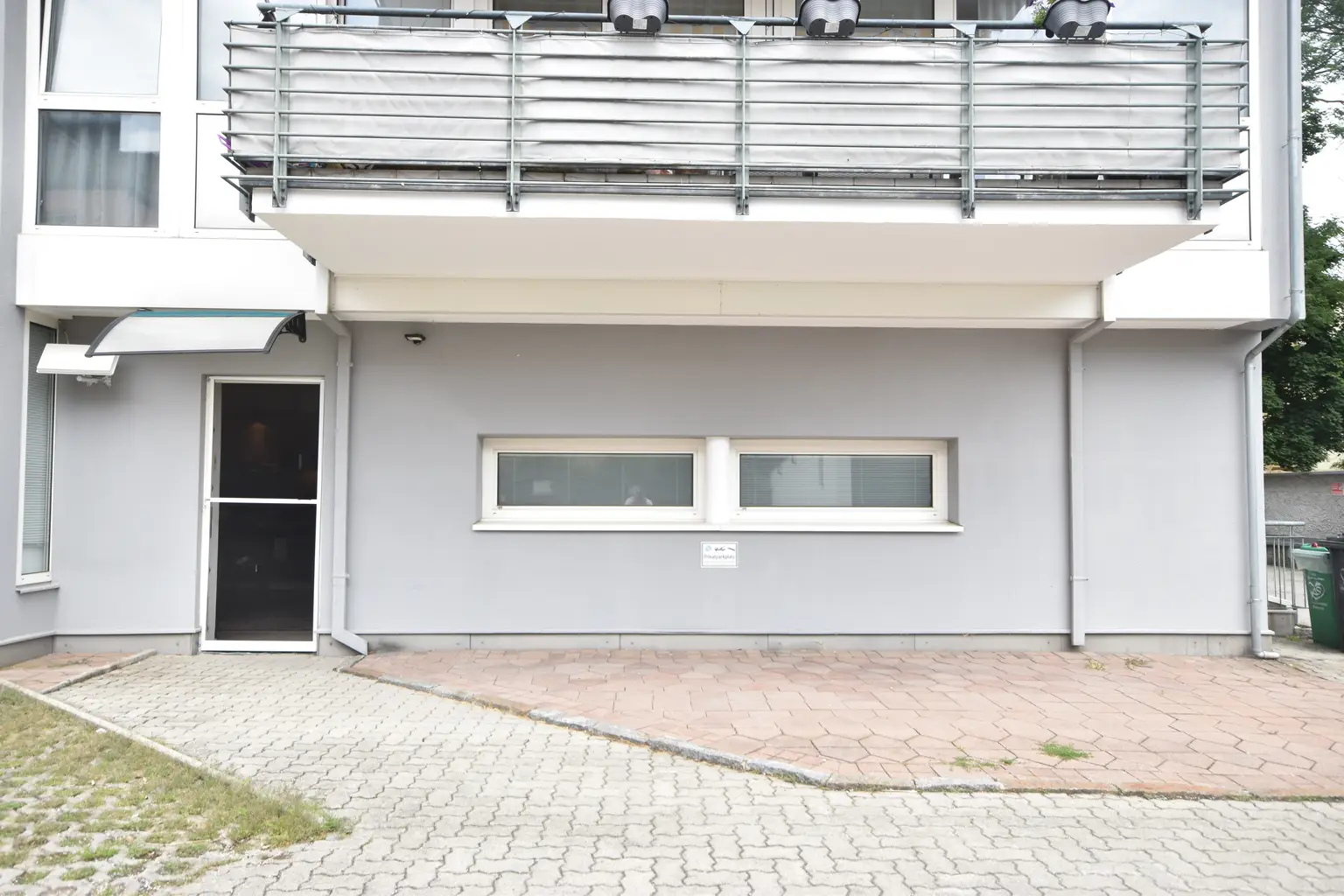 "SCHALLMOOS - Einzigartiges Atelier/Büro mit Wohnmöglichkeit und PKW-Stellplatz nähe Bahnhof"