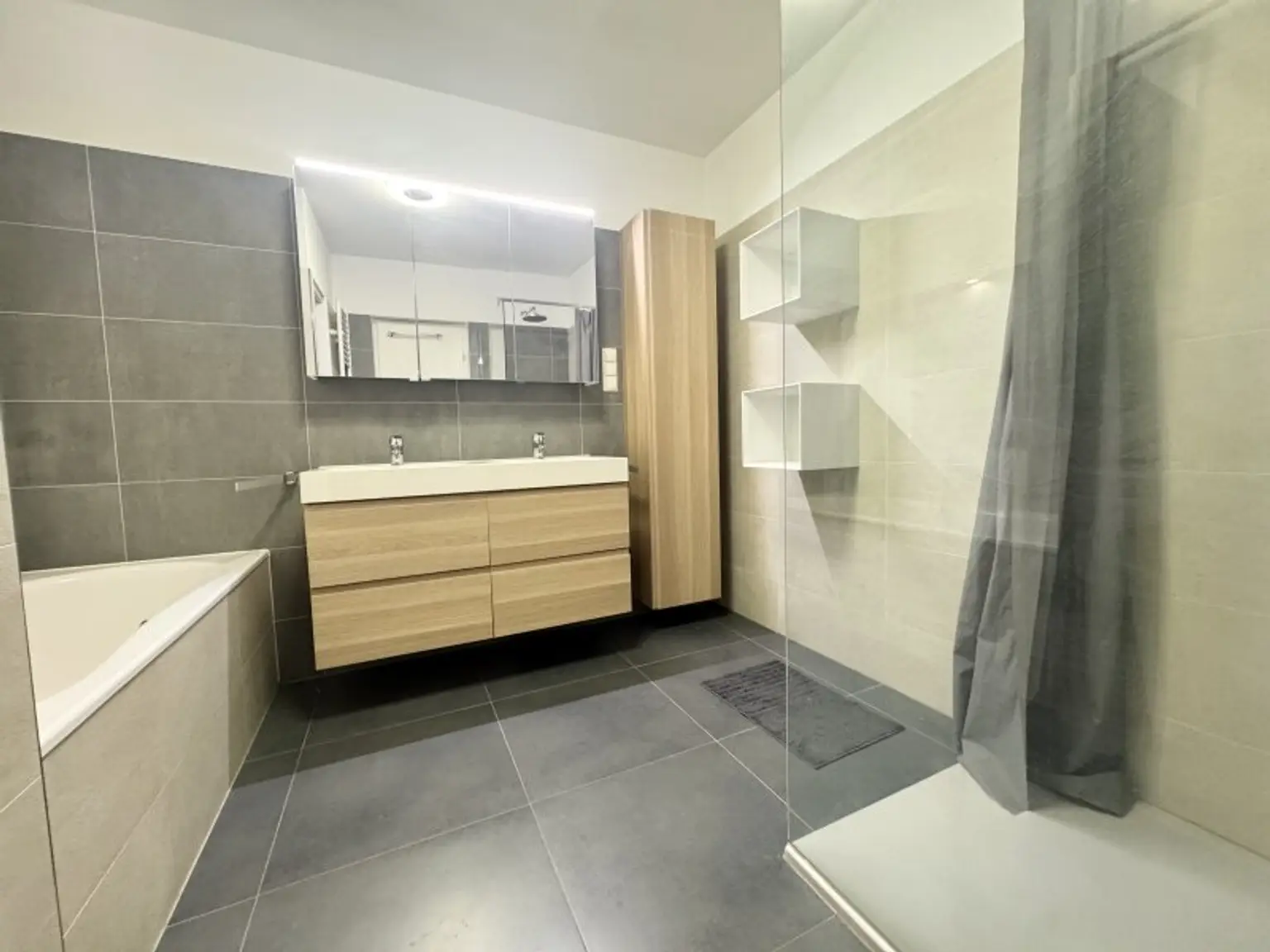 Bad mit Dusche, Badewanne und Doppelwaschtisch