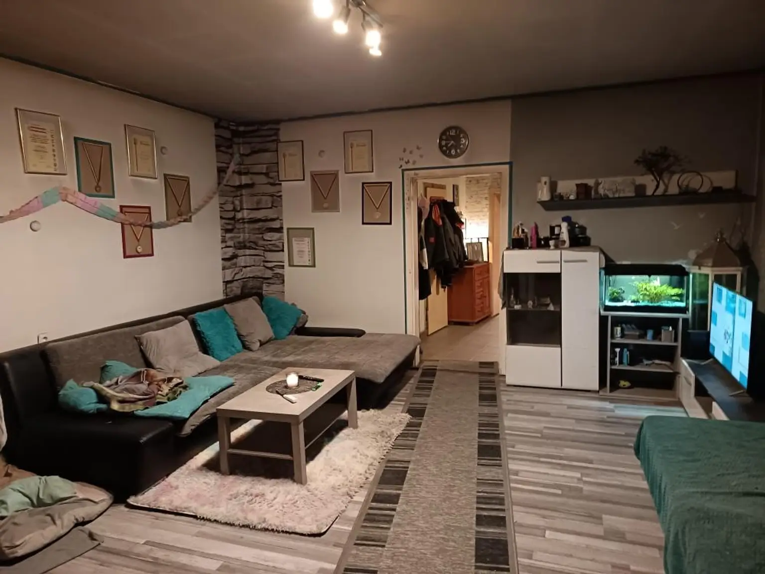 Vielseitiges Wohnhaus mit großzügigem Hof und Nebengebäuden