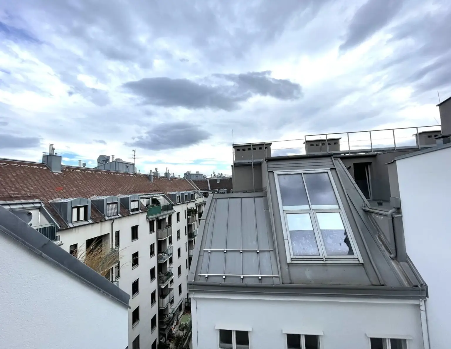 Top-sanierte Luxus-Maisonette auf zwei Etagen in zentraler Lage - 132m² Dachgeschosswohnung mit 3 Terrassen und 2 Bädern