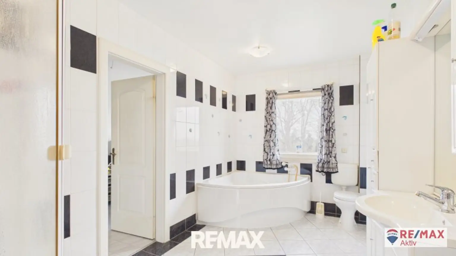 Einzugsbereites Haus mit großer Garage und großem Grundstück