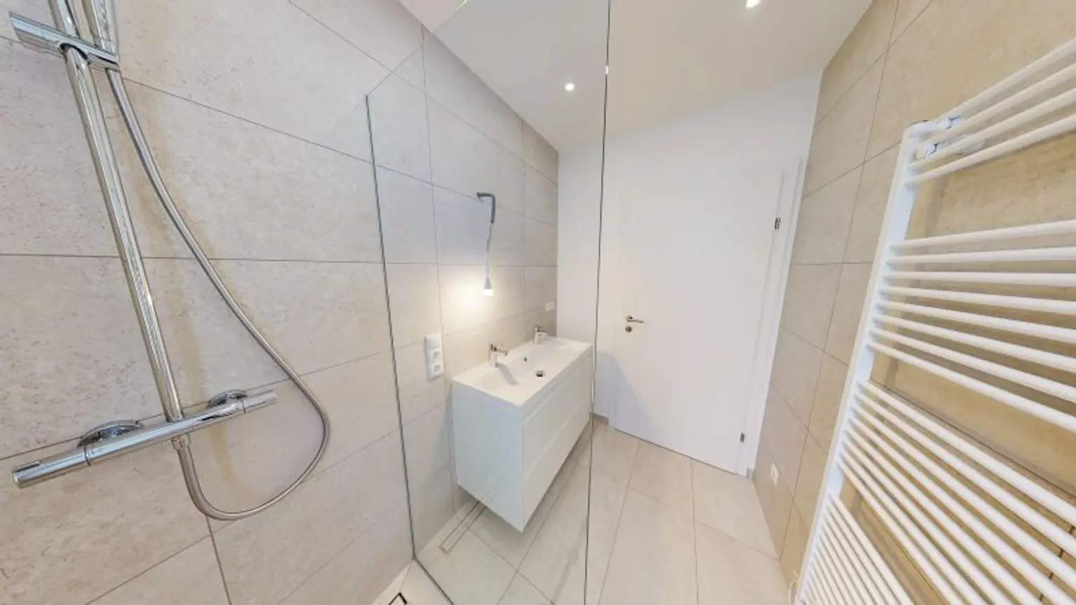Seltene, hofseitige 3-Zimmer-Wohnung in toller Lage - Erstbezug nach Sanierung