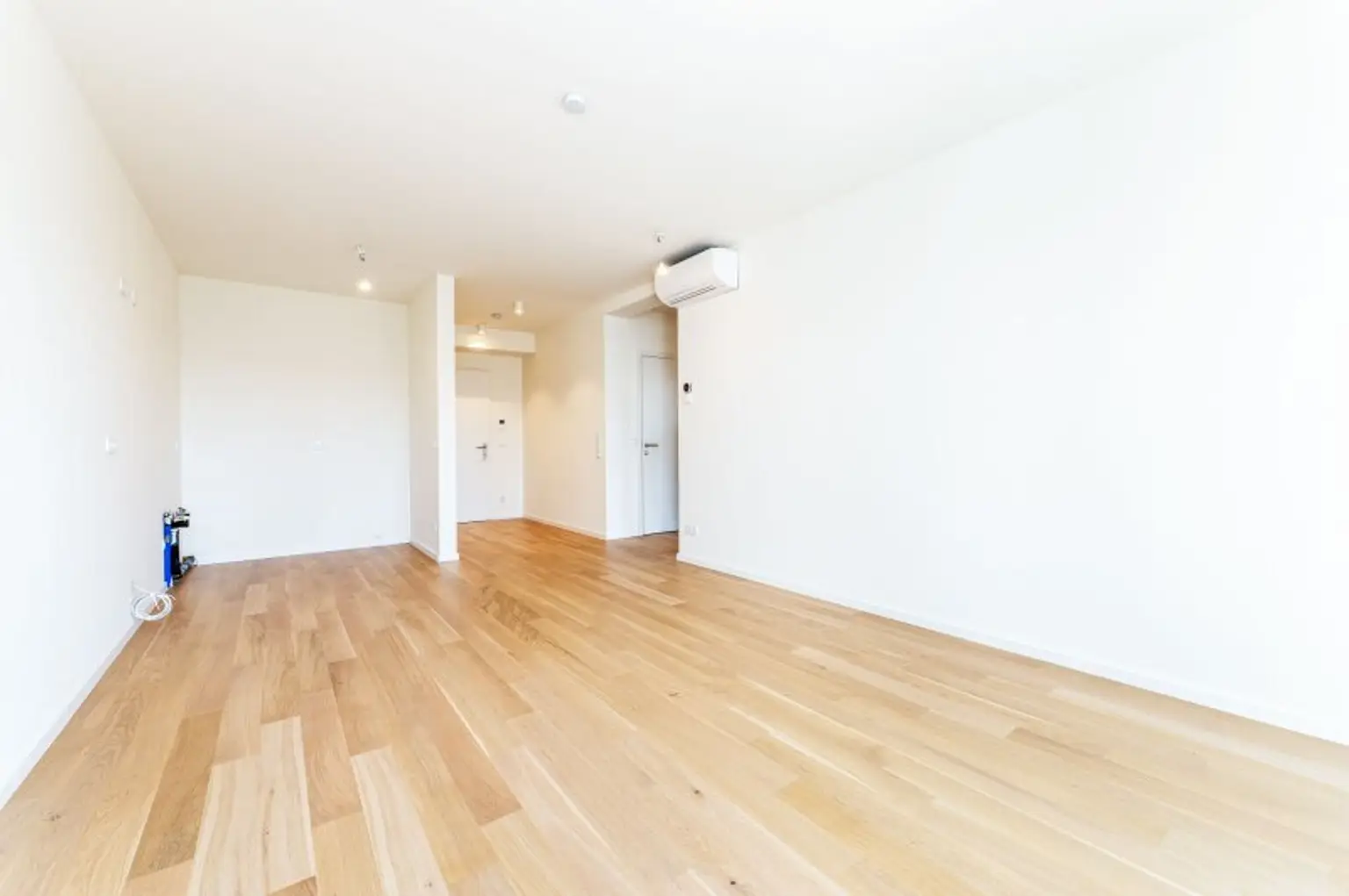 Ab Oktober! Erstbezug! Klimatisierte 2-Zimmer-Balkonwohnung inkl. Stellplatz zu vermieten!