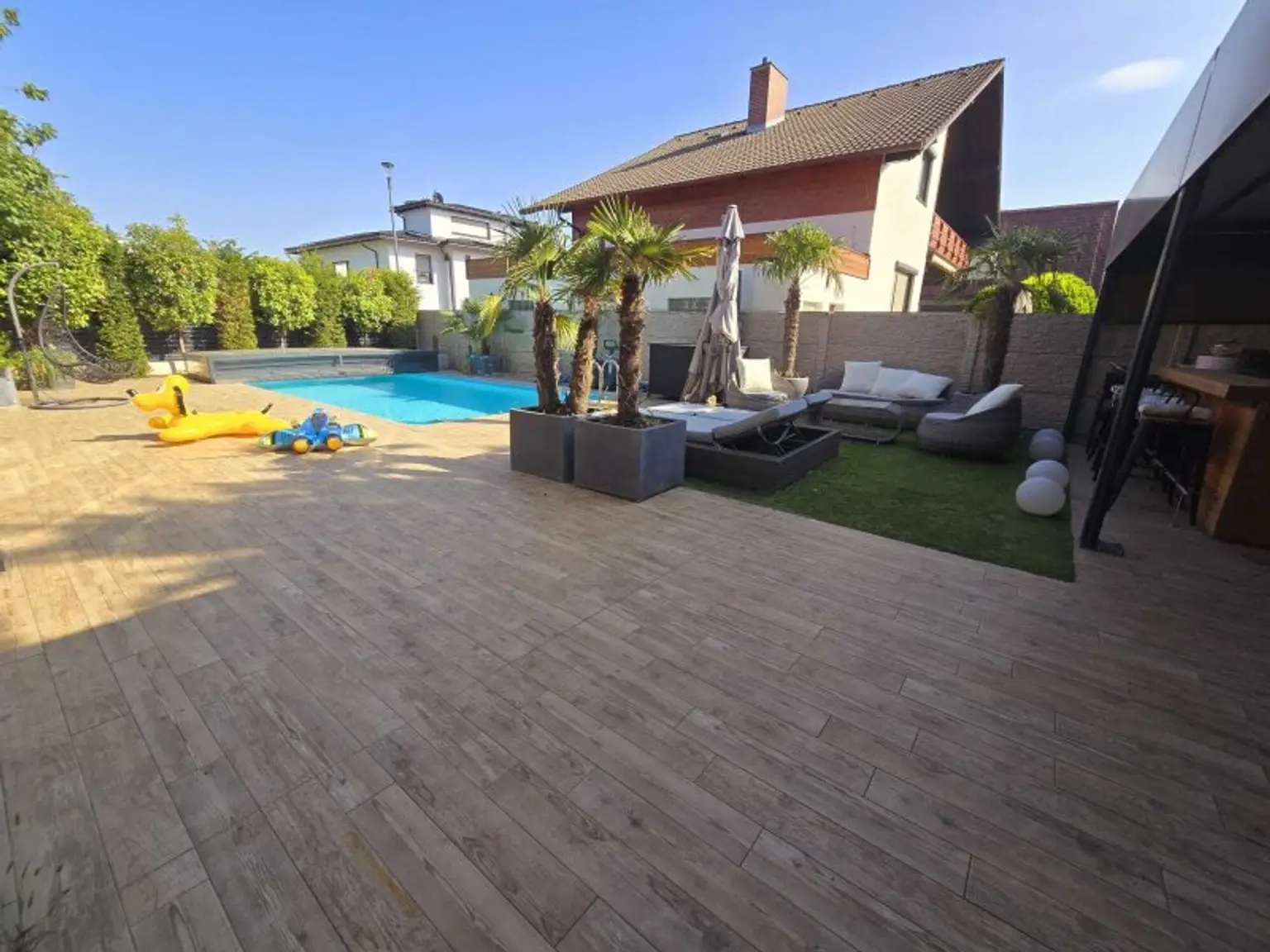 Traumhaft LUXURIÖS AUSGESSTATTETES SMART EFH in Leopoldsdorf: Wfl. 196m², 6 Zimmer, Balkon & Terrasse! + PHOTOVOLTAIK ANLAGE mit STROMSPEICHER + beheizter POOL  + GARAGE + GRILLPLATZ +