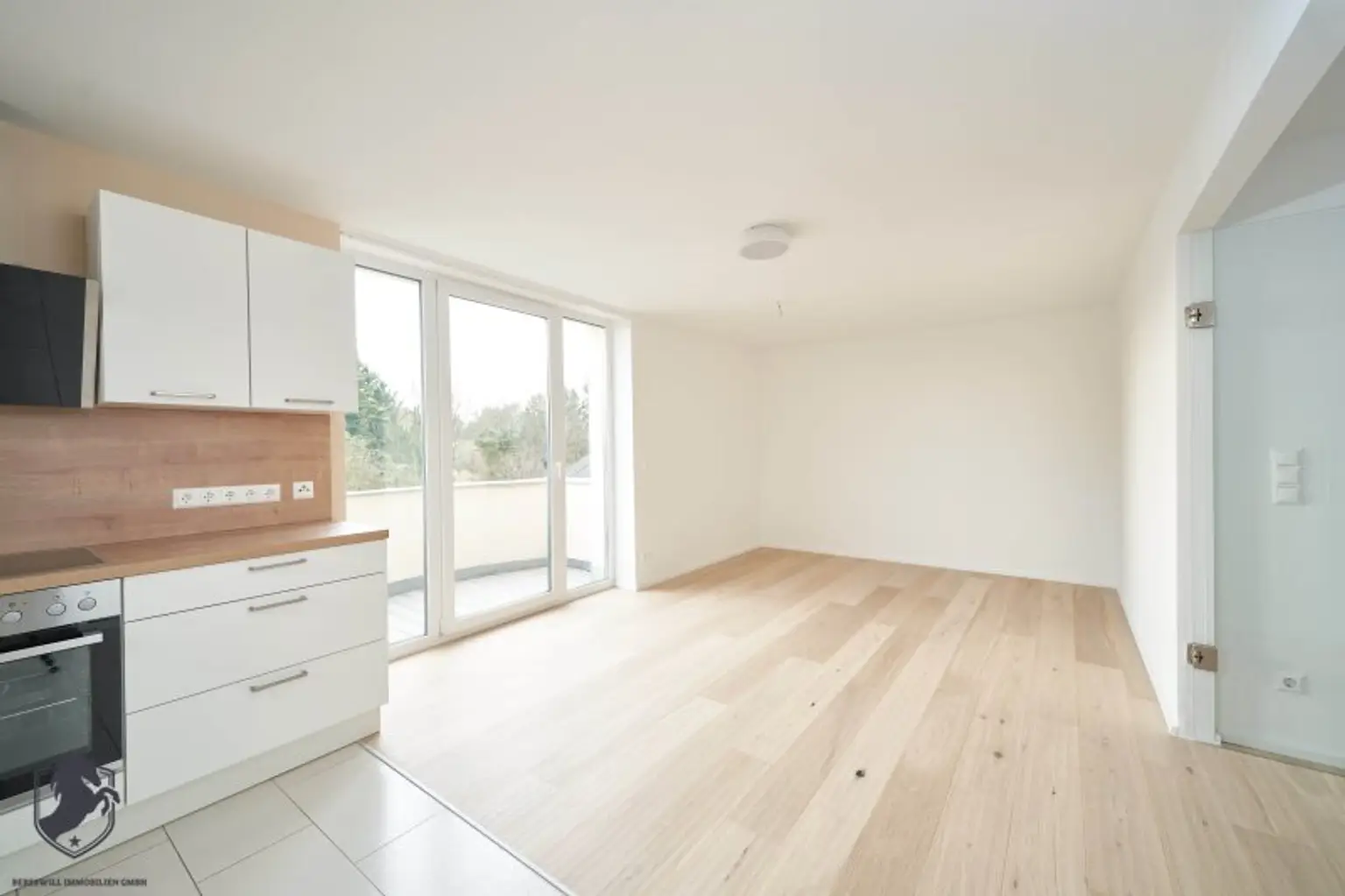 Außergewöhnliche Villa mit drei Wohneinheiten, Gewerbeeinheit & teilbarem Grundstück