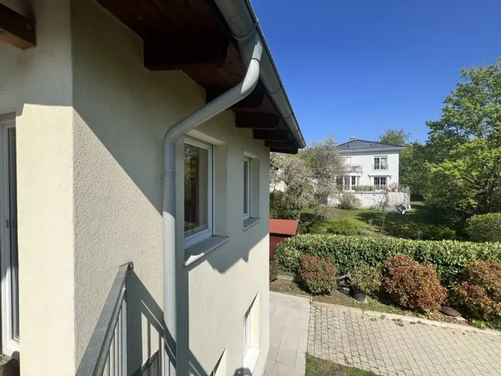 Moderne, zentrumsnahe Familienvilla mit großem Garten in gefragter Grünruhelage (!)