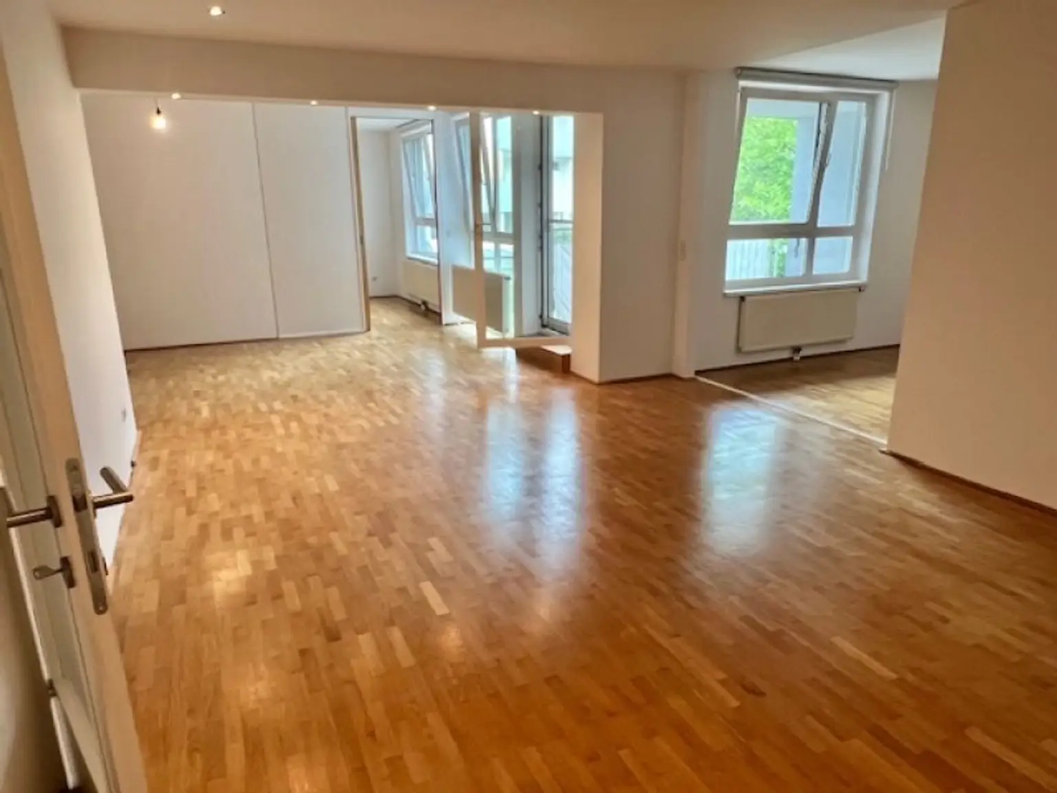 Moderne 3-Zimmer-Wohnung in 1140 Wien: Balkon, Garagen & perfekte WG-Option!