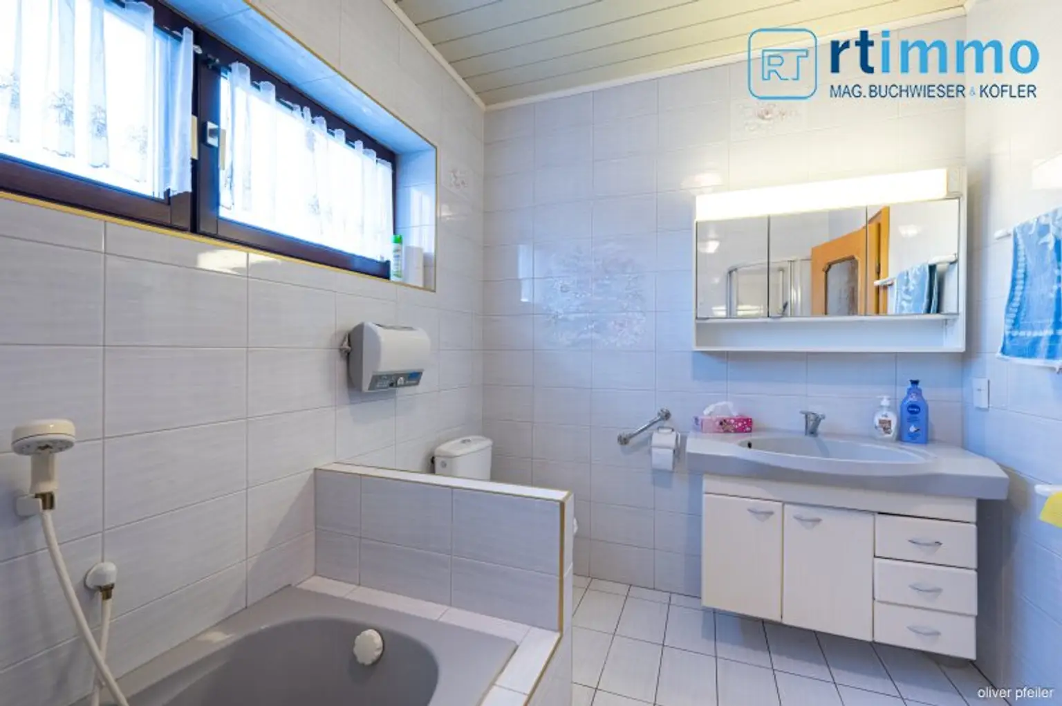 SCHÖNES FAMILIENHAUS mit Wintergarten und Garage in ruhiger Lage zu mieten!