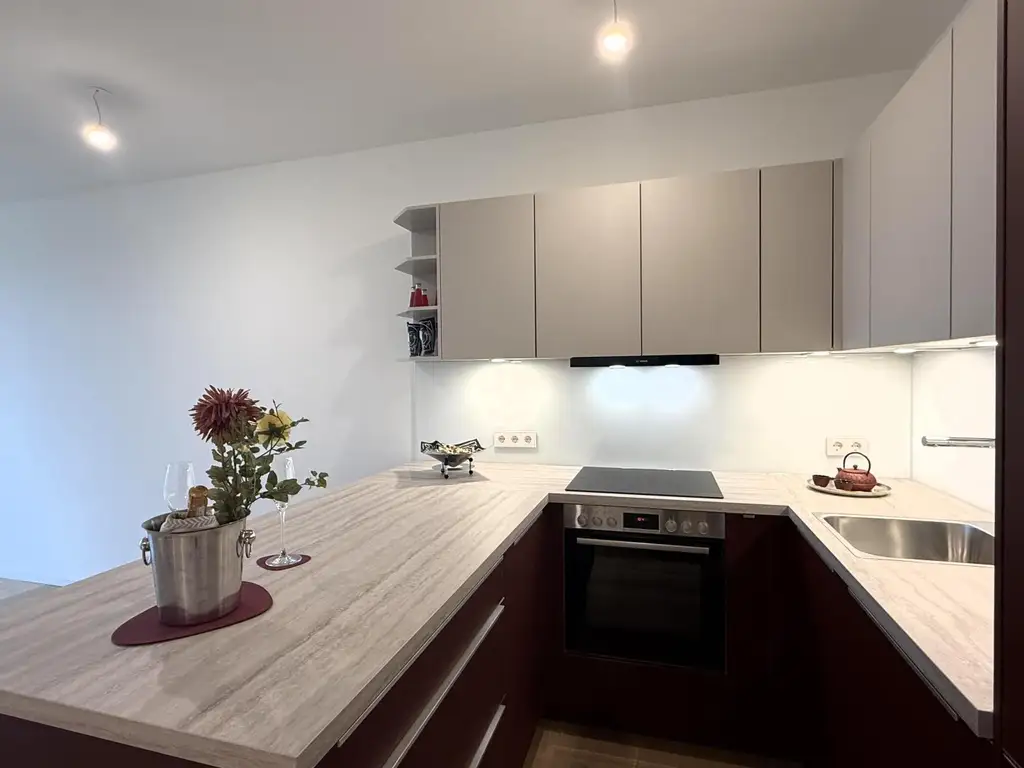 Kleine Perle im ultramodernen Wohnhaus mit Pool am Dach zu mieten // Small gem in an ultra-modern apartm. building with pool on the roof for rent //