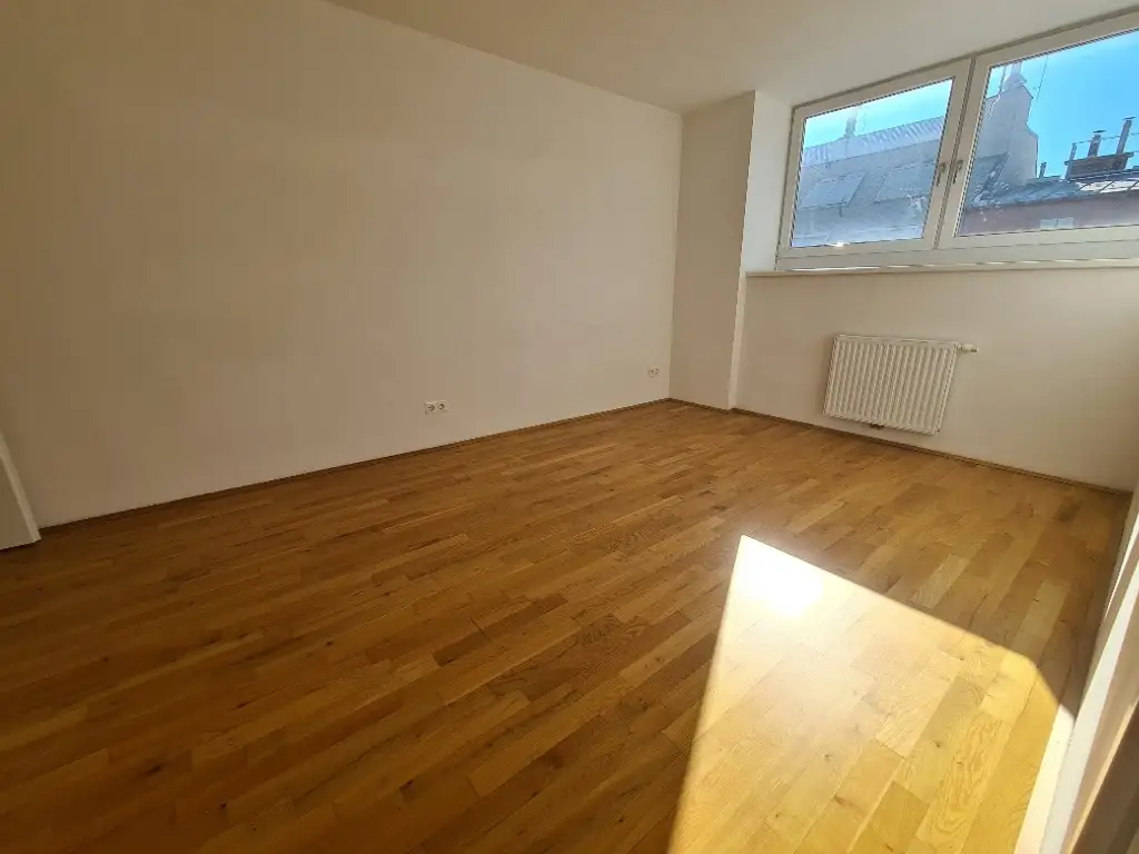 Herrliche Dachgeschosswohnung mit großer Terrasse - 
Nähe Krottenbachstraße!