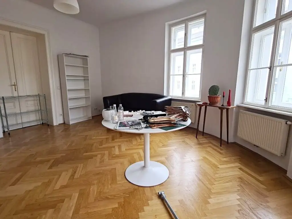 SIEBENBRUNNENPLATZ, gepflegte 85 m2 Altbau, 3 Zimmer, Küche, Wannenbad, Parketten, WG-geeignet, Reinprechtsdorfer Straße