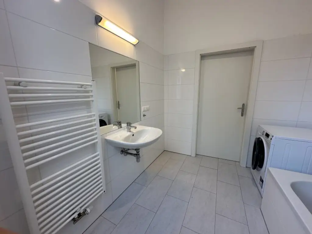 AKH-NÄHE, LAZARETTGASSE, sonnige 68 m2 Altbau, 2 Zimmer, Wohnküche, Wannenbad, Parketten, SAT/TV, 3. Liftstock, MED-UNI-Wien