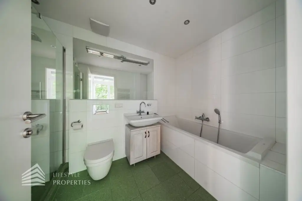 Wunderschöne 4 - Zimmer Wohnung mit Terrasse und 2 Balkonen