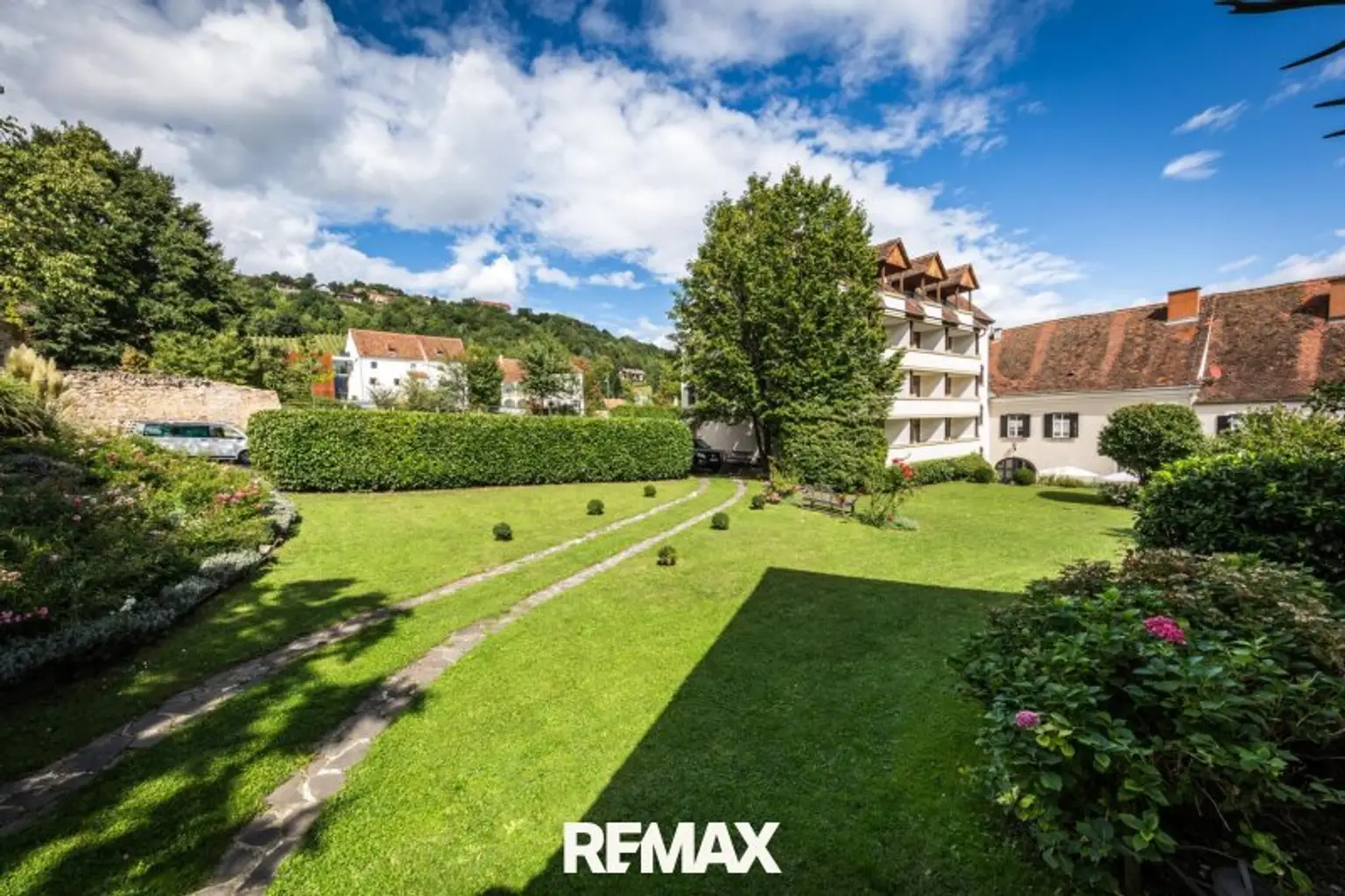 großzügige und gepflegte Gartenanlage