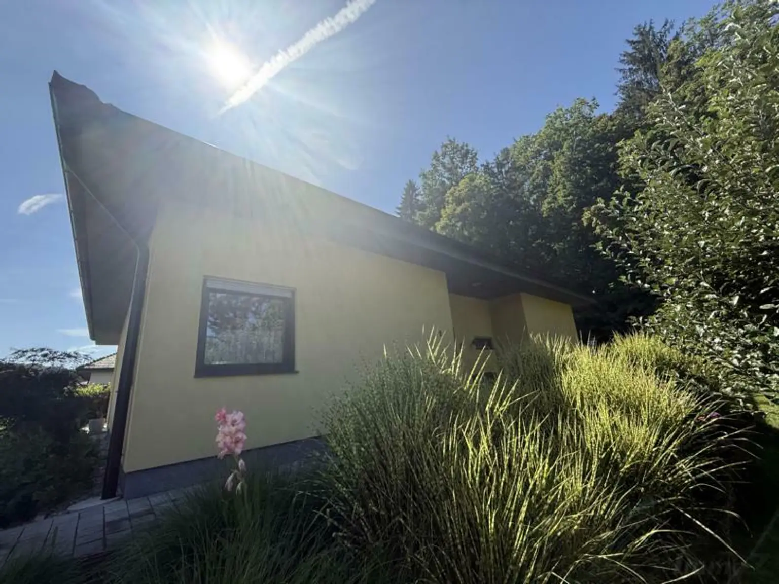 *** Eleganter und stilvoller Bungalow in begehrter Siedlungslage *** unmittelbare Nähe zur Stadt Feldbach ***