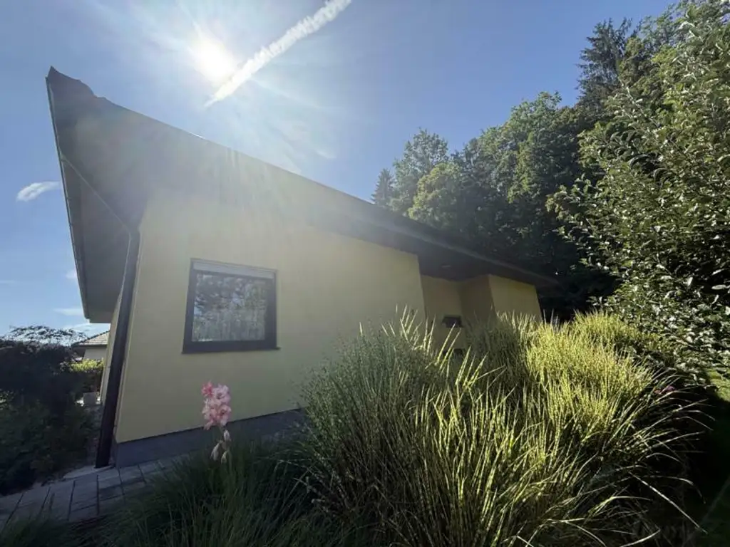 *** Eleganter und stilvoller Bungalow in begehrter Siedlungslage *** unmittelbare Nähe zur Stadt Feldbach ***