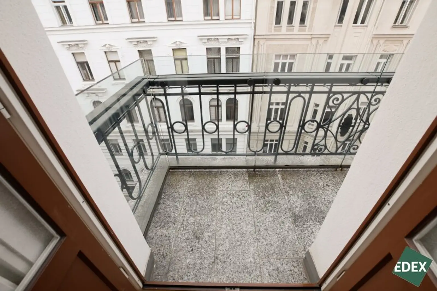 6-Zimmer Altbauwohnung mit Balkon und Klimaanlage in attraktiver Lage des 7. Bezirks