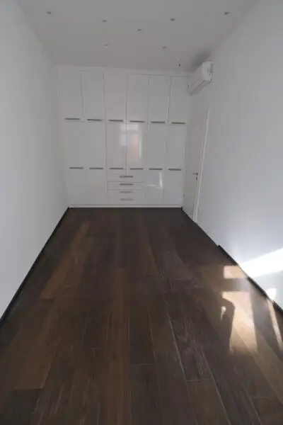 SIEBENBRUNNENPLATZ: Wohnküche + 2 Zimmer + 32 m² Terrasse (neben neuer U2-Station Reinprechtsdorfer Straße)