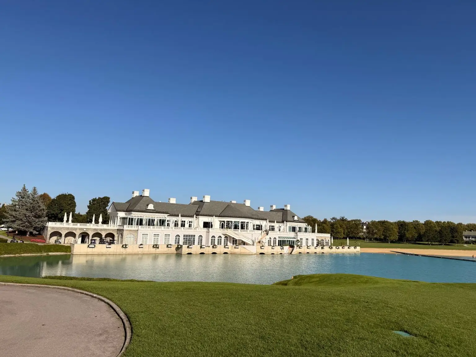 Luxusvilla mit Indoor-Pool im exklusiven FONTANA Wohnpark