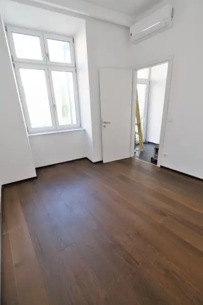 SIEBENBRUNNENPLATZ: Wohnküche + 2 Zimmer + 32 m² Terrasse (neben neuer U2-Station Reinprechtsdorfer Straße)