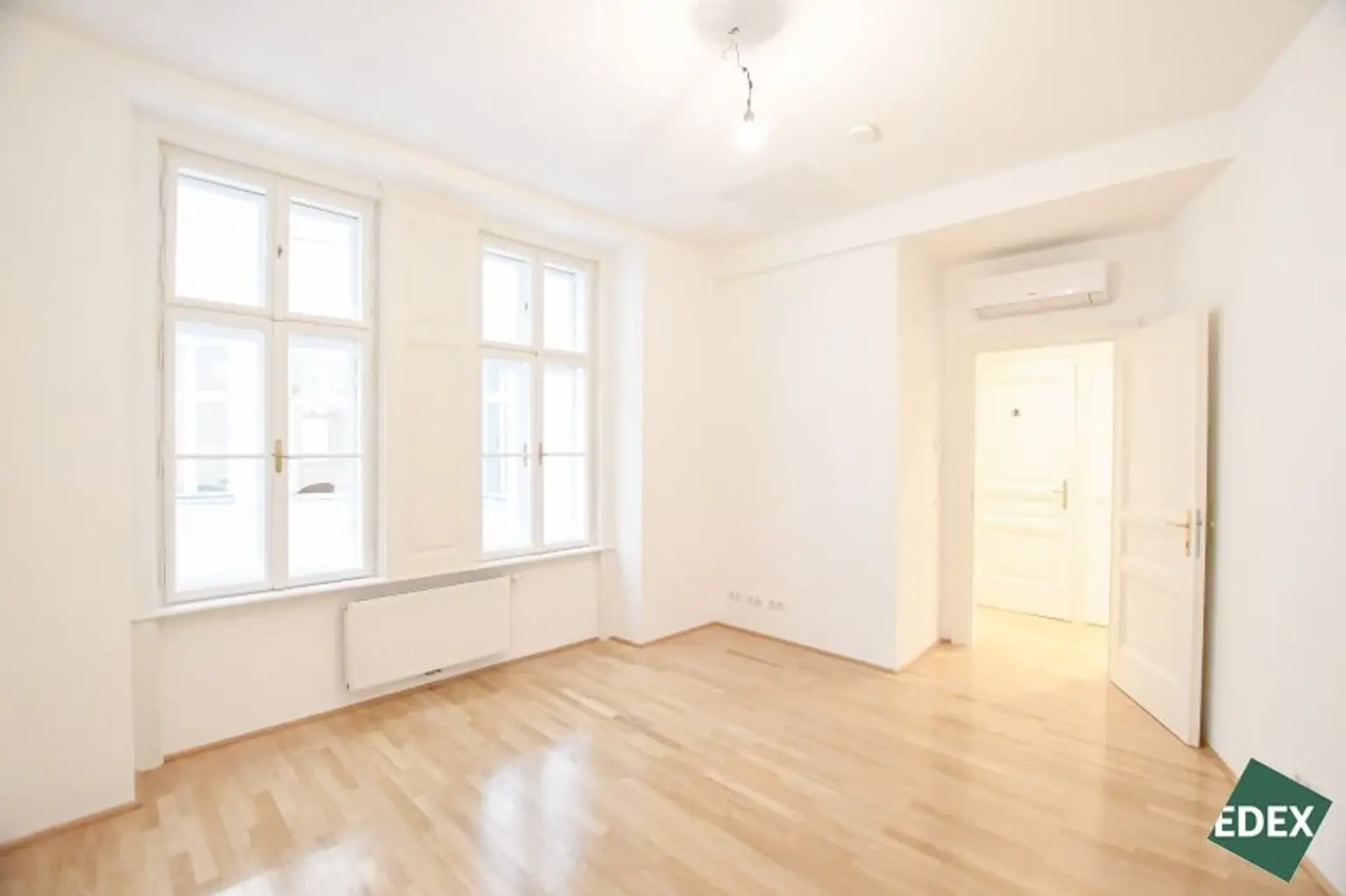 Modernes Altbau-Büro mit Parkblick