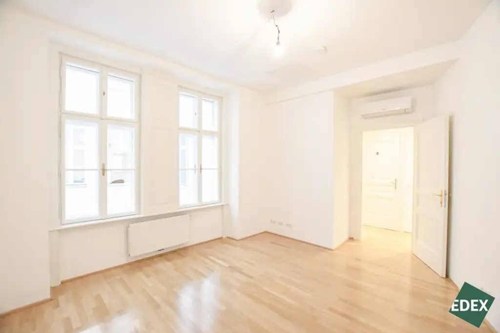 Modernes Altbau-Büro mit Parkblick