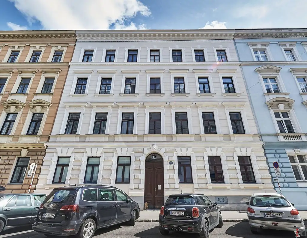 INVESTMENT IN BESTLAGE NÄHE 1. BEZIRK | Unbefristet vermietete Altbauwohnung mit baubewilligter Loggia | Repräsentatives Jahrhundertwendehaus | 3.OG