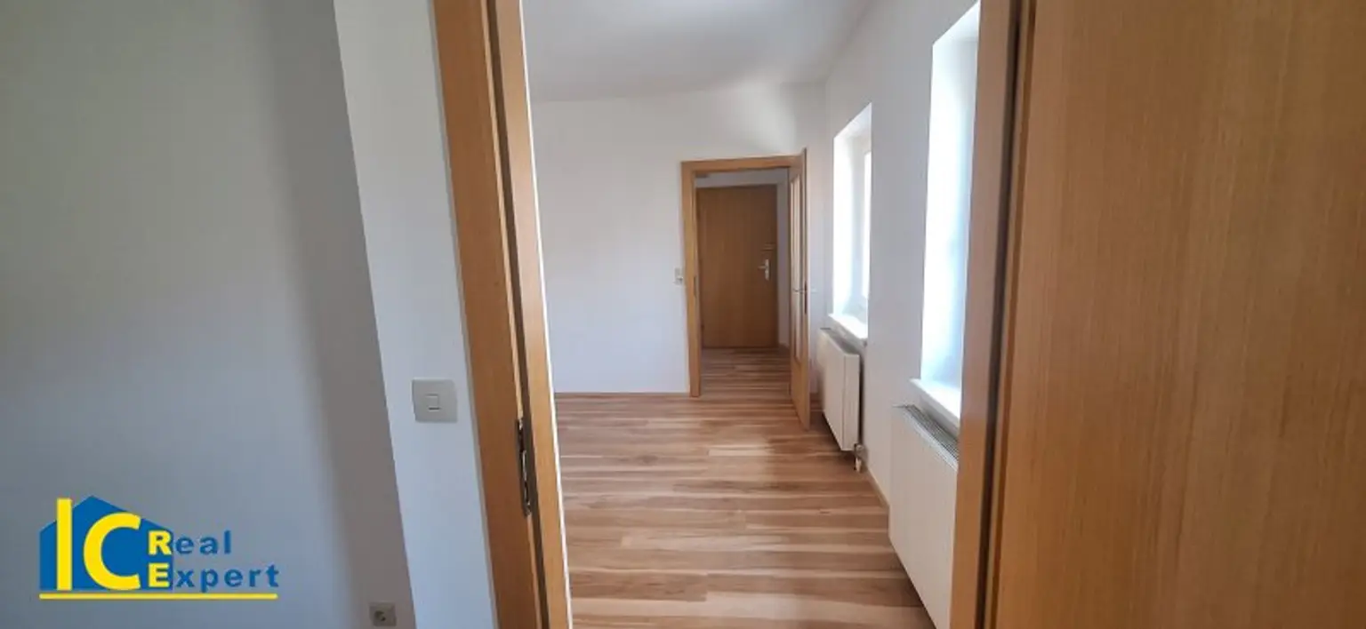 Blick bis zur Wohnungseingangstüre