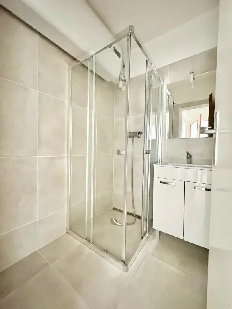 saniertes Bad mit Dusche