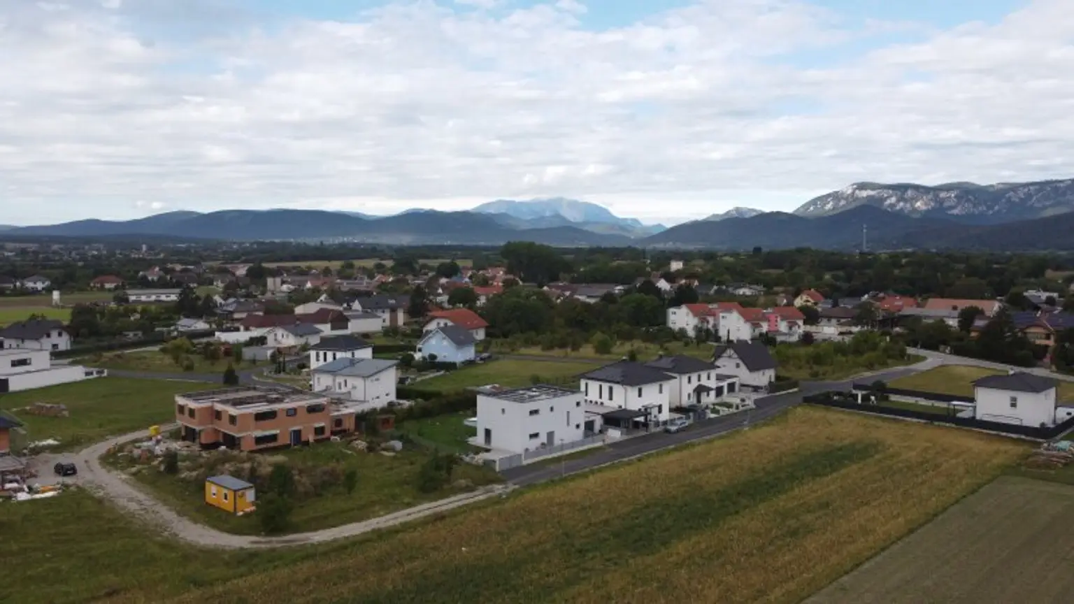 Den Traum eines eigenen Hauses einen weiteren Schritt näher kommen -  Eckrundstück in ruhiger Lage mit Grünblick