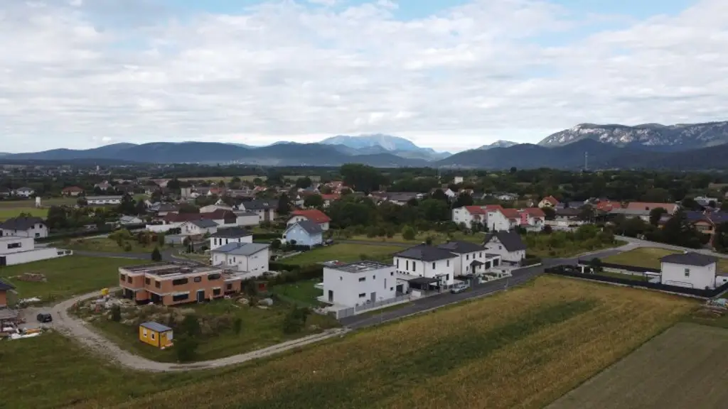 Den Traum eines eigenen Hauses einen weiteren Schritt näher kommen -  Eckrundstück in ruhiger Lage mit Grünblick