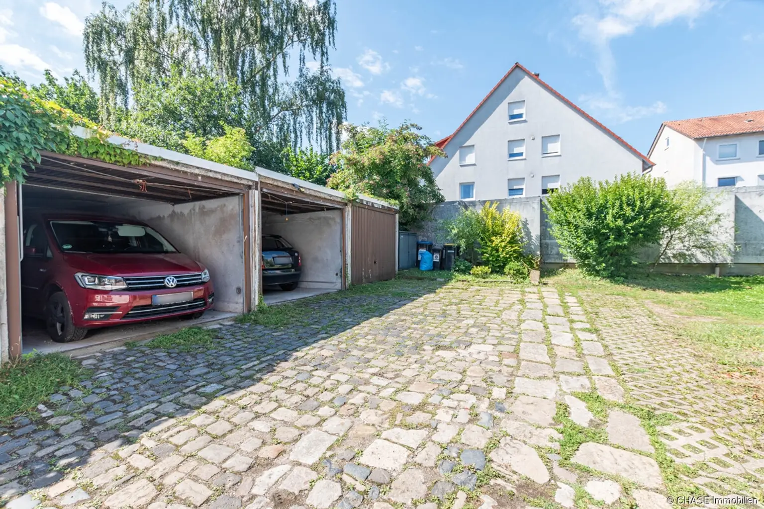 Außenansicht + Garagen