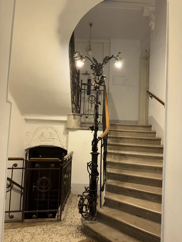 Sanierungsbedürftige 82m² Altbauwohnung mit mini Balkon in Hofruhelage!