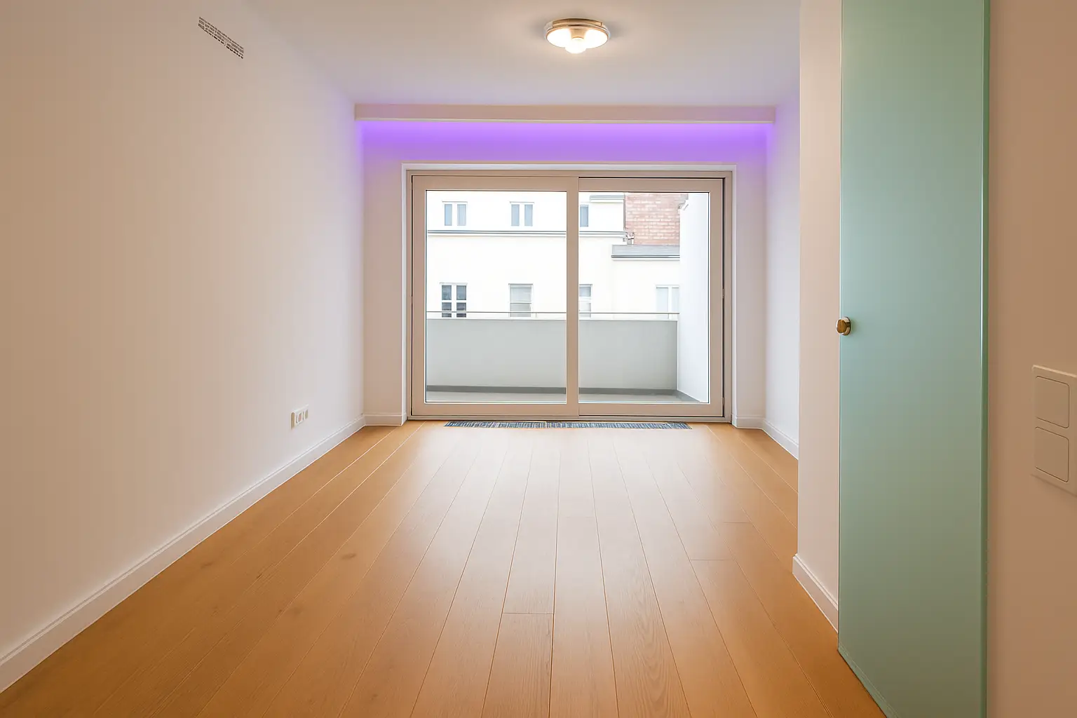 Schlafzimmer 2 mit Ausgang auf Loggia