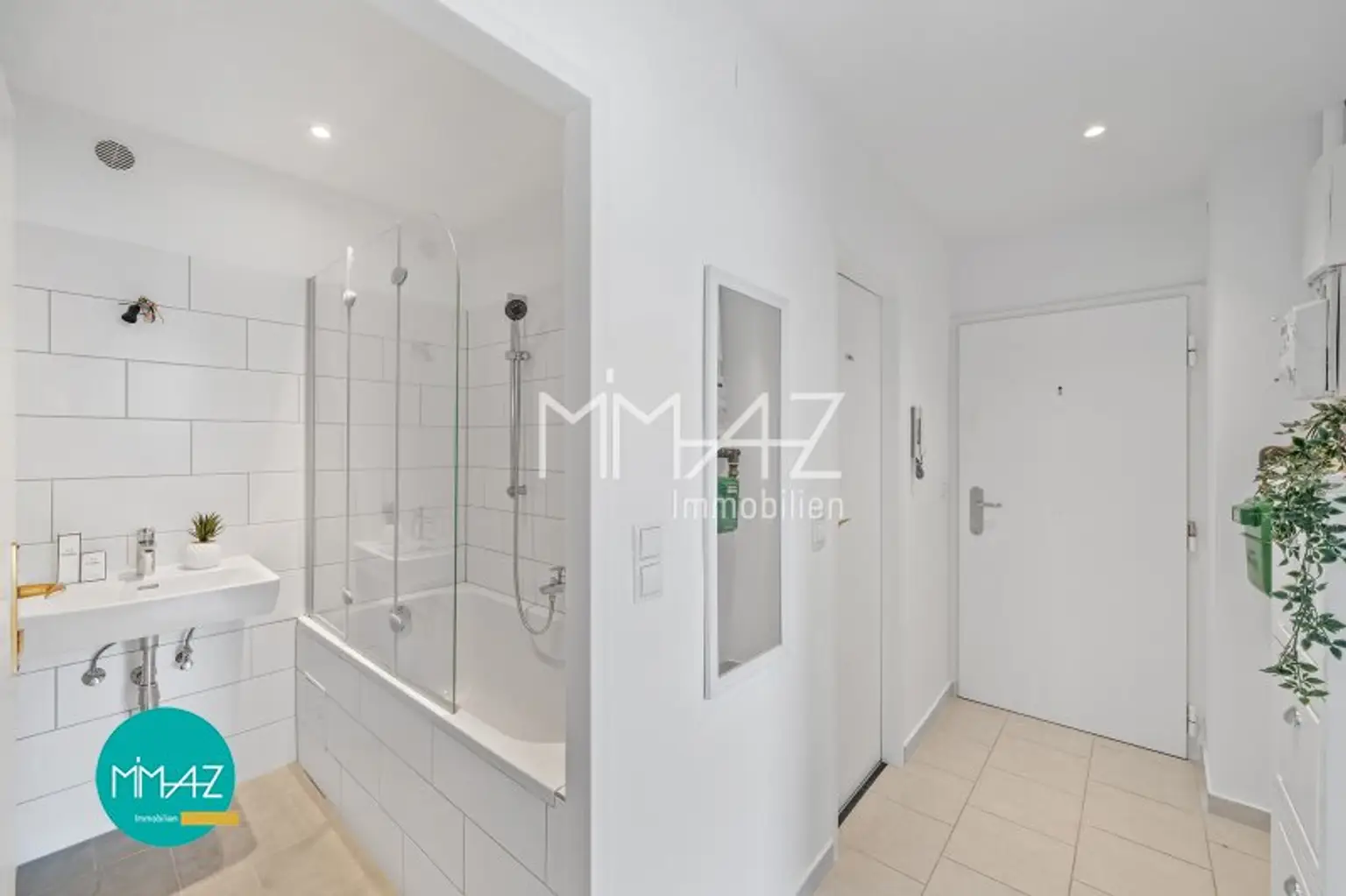 Vorzimmer mit Badezimmer