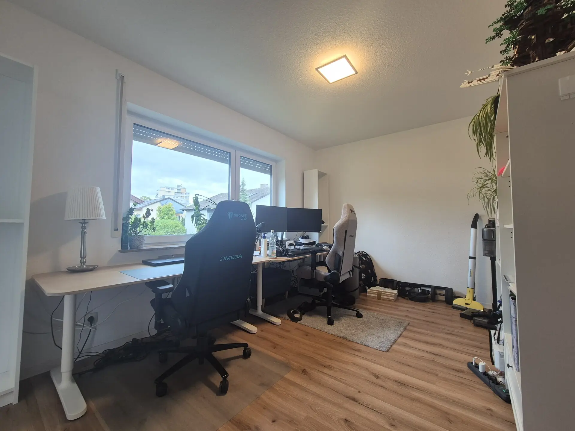 Homeoffice Bereich neben Wohnzimmer