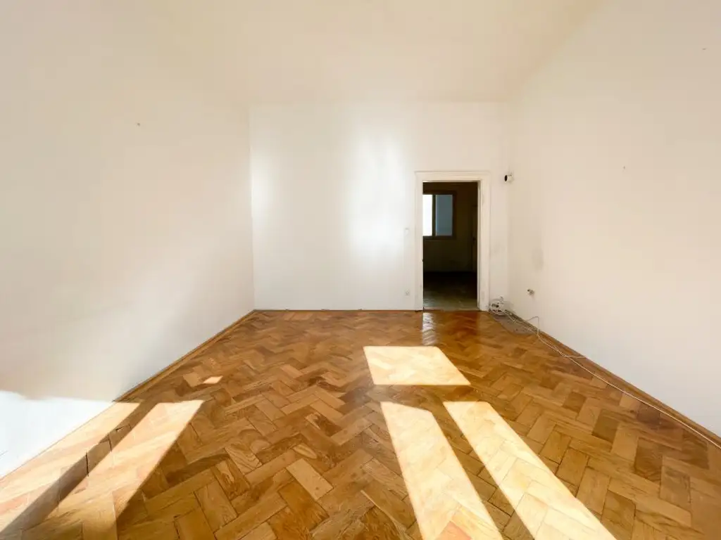 NÄHE AUGARTEN: 2,5-Zimmer-Altbauwohnung mit großem Gestaltungspotenzial beim Wallensteinplatz