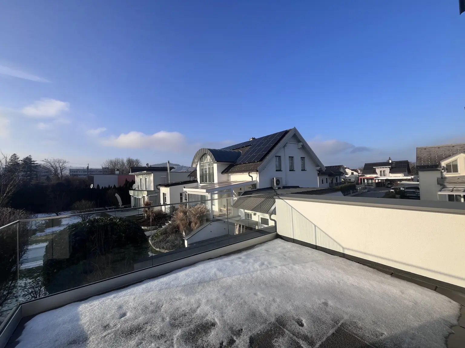 Erstbezug !! Traumhafte Doppelhaushälfte , Wohnkeller  mit Garten und 2 Stellplätzen!