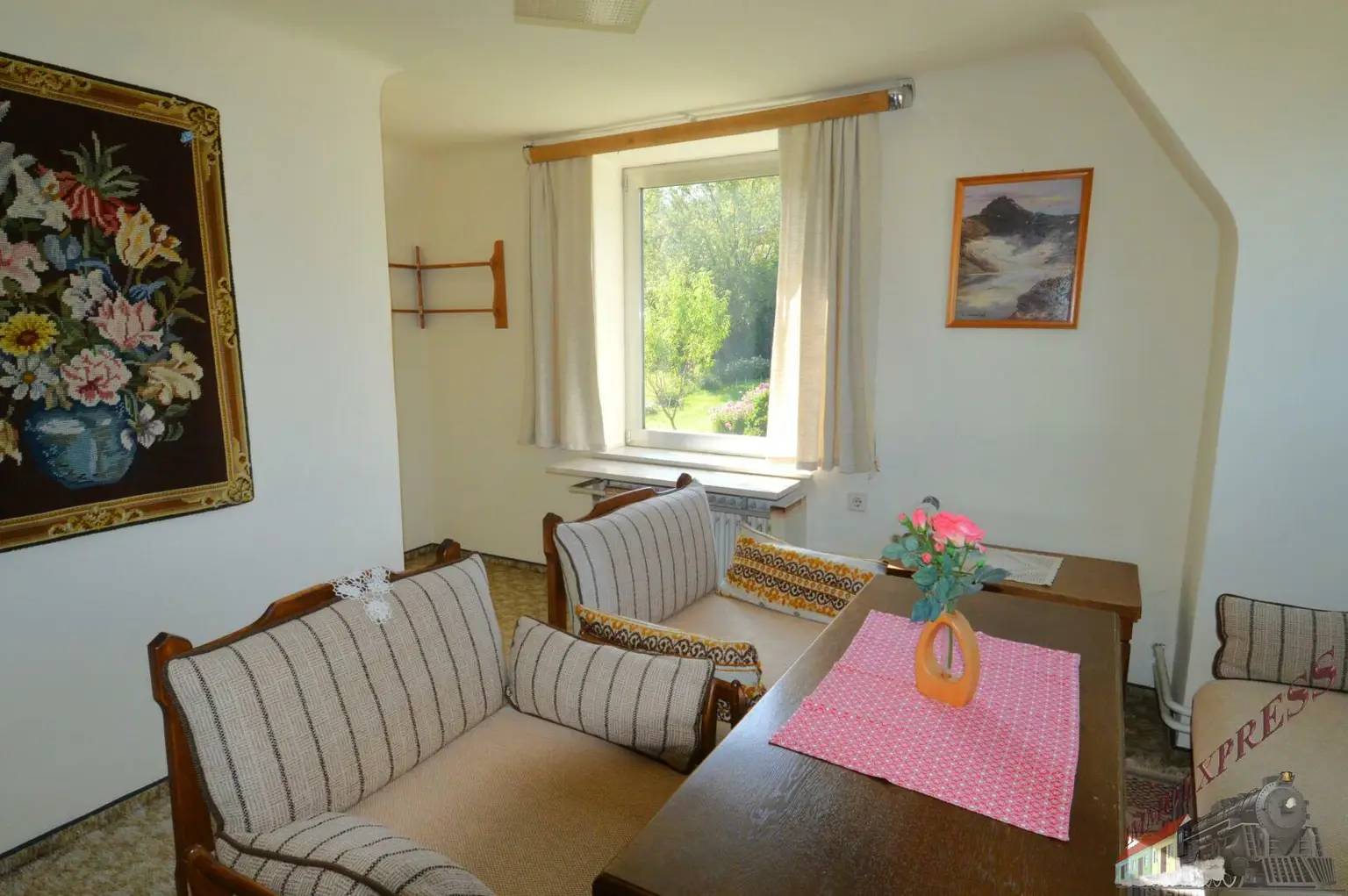 Einfamilienhaus mit Gäste-/Sommerhaus und 2 Garagen - Fernblick