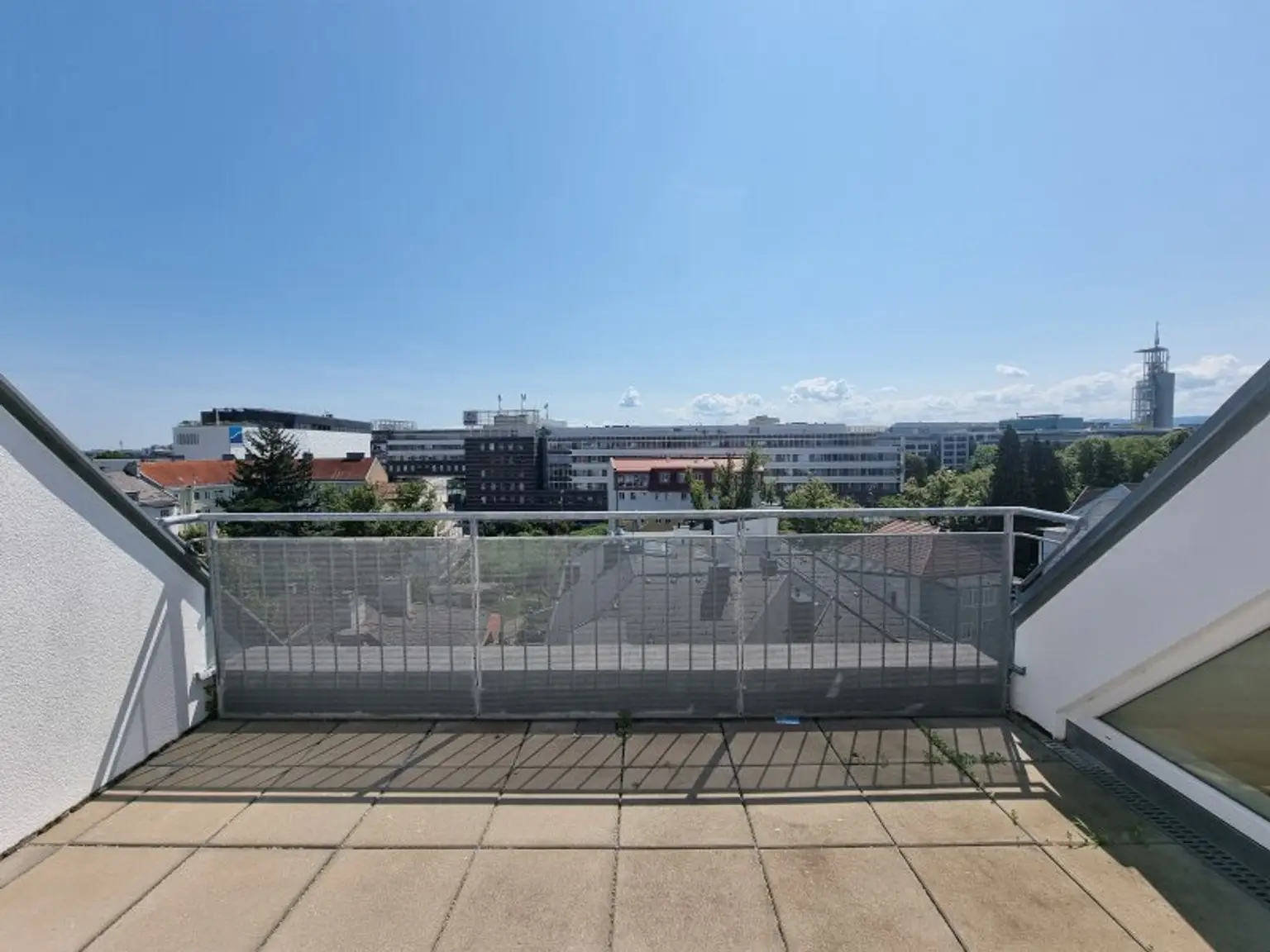 Lichtdurchflutete Maisonette mit Dachterrasse & Klimaanlage – wohnen zwischen Landhausviertel & Promenade