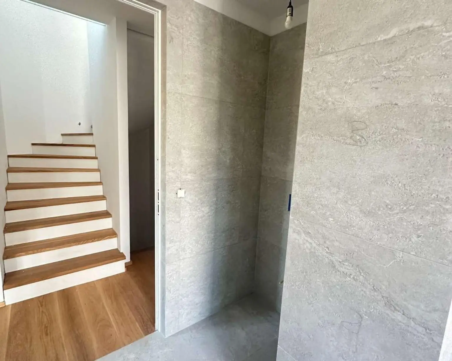 "Nur noch eine Einheit! Luxus-Doppelhaus mit Tiefgarage, Keller, Dachterrasse & Smart-Home - auf Eigengrund!"</"