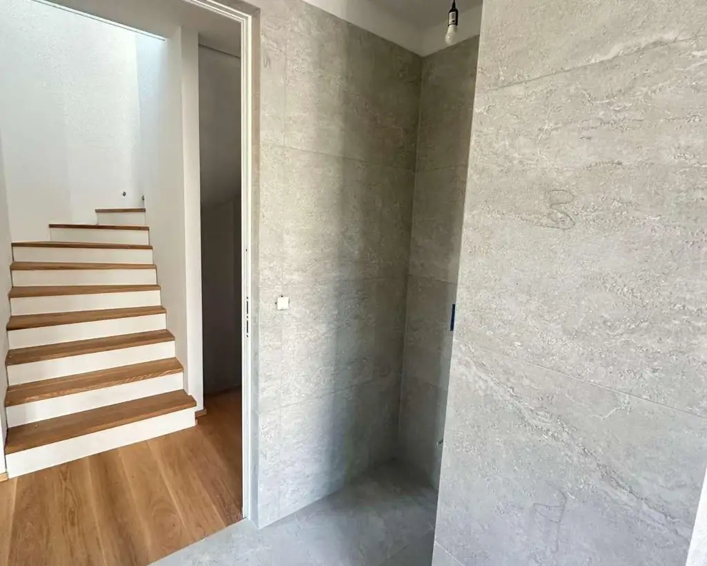 "Nur noch eine Einheit! Luxus-Doppelhaus mit Tiefgarage, Keller, Dachterrasse & Smart-Home - auf Eigengrund!"</"