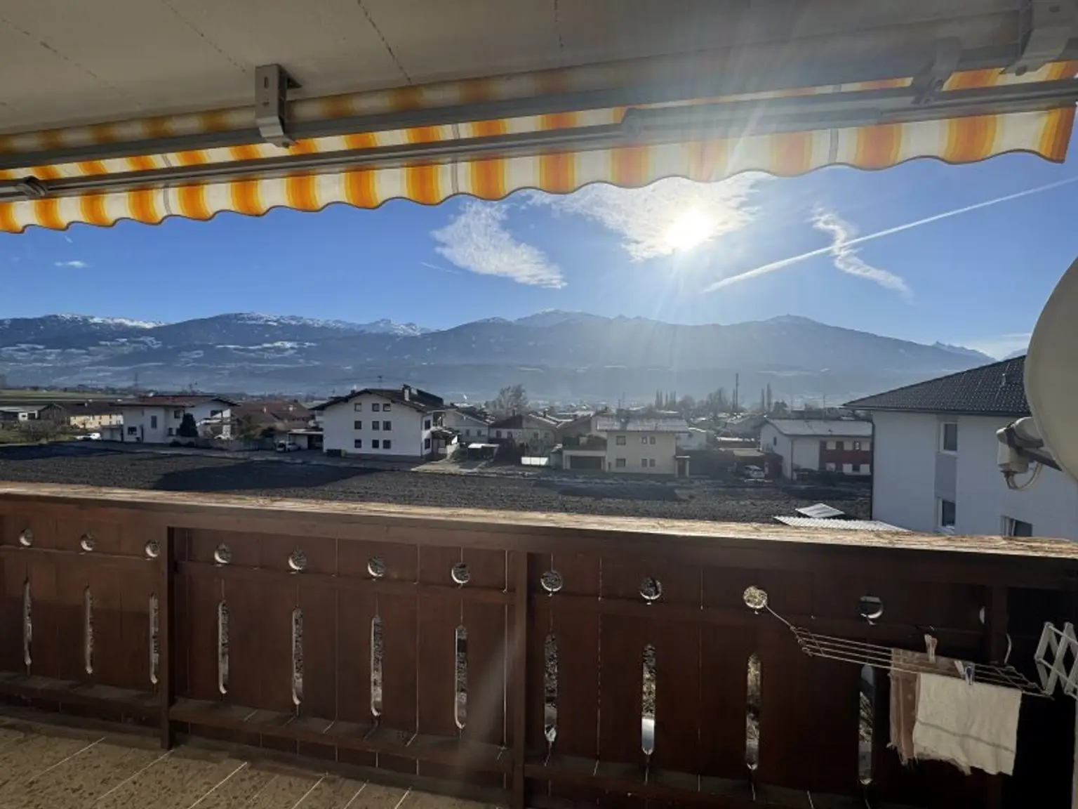 *geräumige 3 Zimmer Wohnung mit extra Küche, Balkon und Garage! Super schöne Aussicht inkludiert!